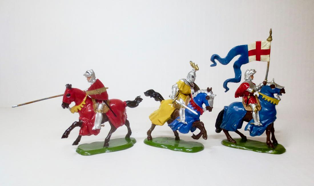 Britains Mounted Knights of Agincourt Assortment: Mounted Knights of Agincourt. Post war. 3 pieces. Excellent to very good condition. Unboxed.