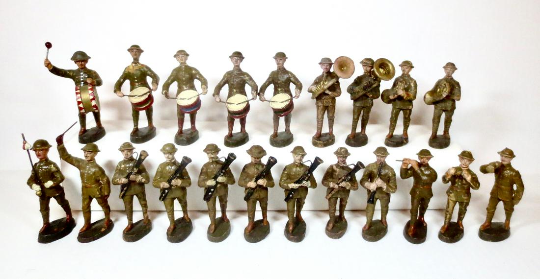 Elastolin Khaki Band Assortment: Elastolin Band Figures including Drum Major, Bass Drummer and more. 21 pieces. Very good to fair condition (with some paint loss and cracks). Unboxed.