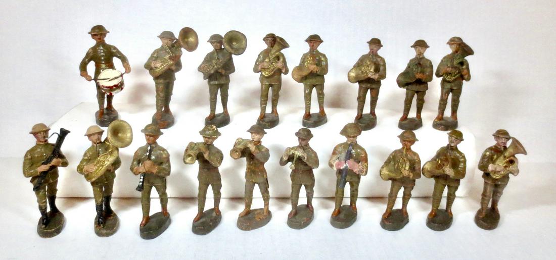 Elastolin Khaki Band Assortment: Elastolin Band Figures including Drum Major, Bass Drummer and more. 18 pieces. Good to fair condition (with some paint loss and cracks). Unboxed.