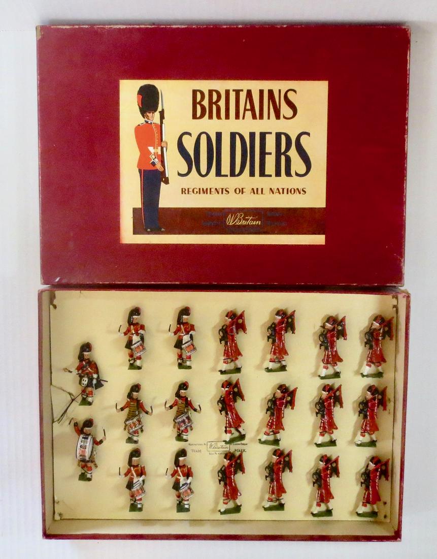 Britains #9435 Black Watch Highland Pipe Band: Black Watch Highland Pipe Band. 1956 version. 20 pieces including; drum major, base drum, 2 tenor and 4 side drummers together with 12 marching pipers. Near mint condition, tied in original ROAN box.