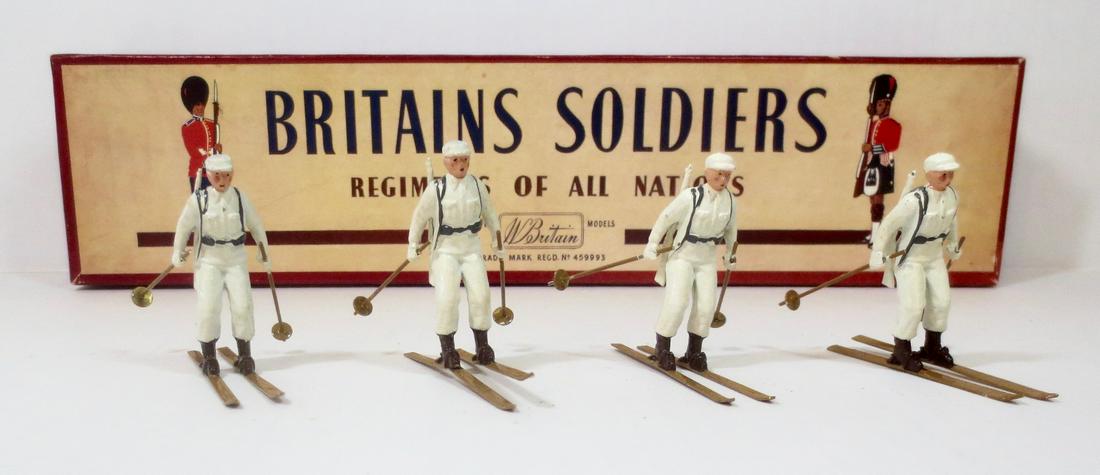 Britains #2017 Ski Troops: Ski Troops in white uniforms with slung rifles. Post war, with ROAN box. Circa 1949-1959. 4 pieces. Excellent condition. Box excellent