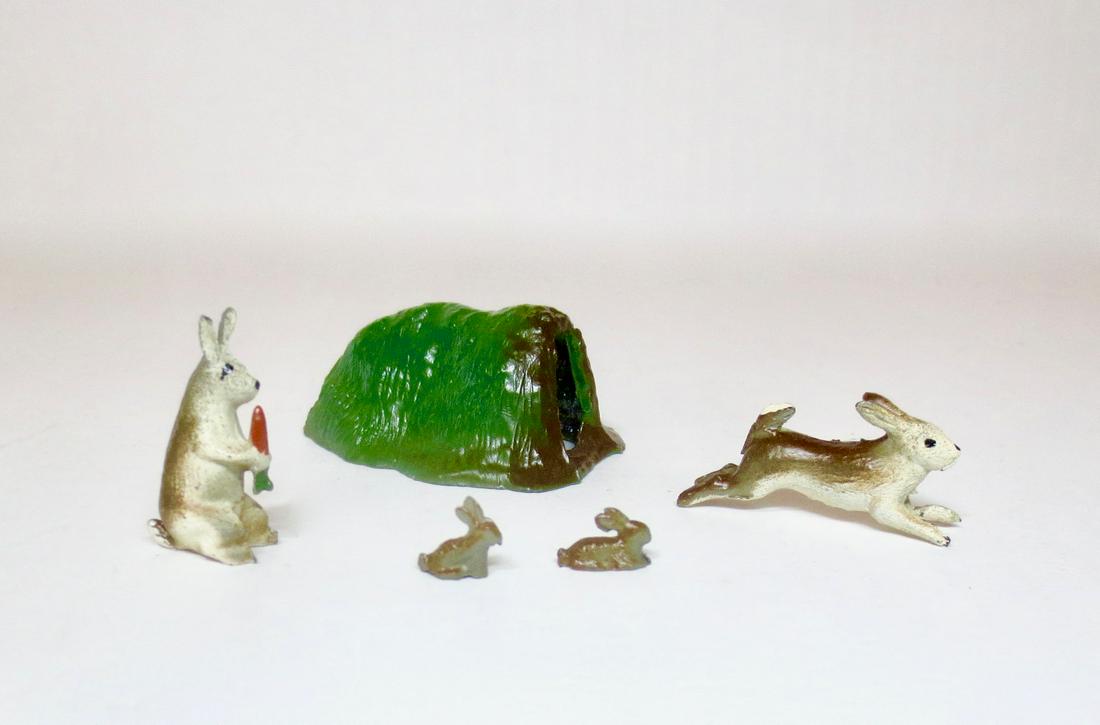B & S Warren Rabbits and Bunnies: Adorable Rabbits with Warren and baby Bunnies. 5 pieces. Excellent condition. Unboxed.