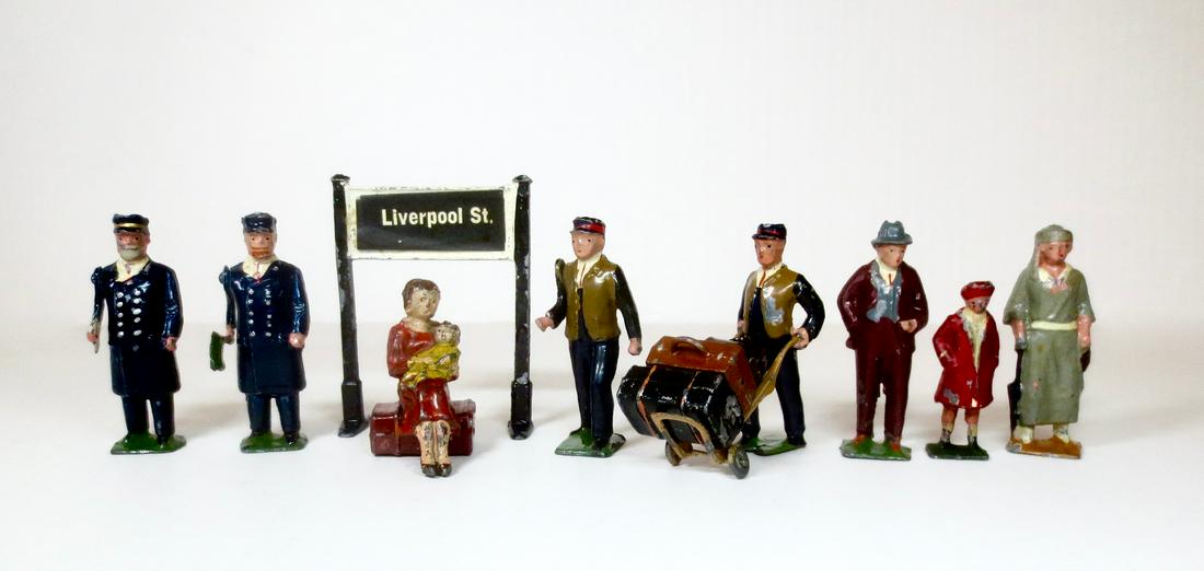 Pixyland/F. Kew & Co. Railway Figures: Large scale Railway figures including; Railway workers, luggage and passengers. 60-65mm scale. 13 pieces. Excellent to very good condition. Unboxed.
