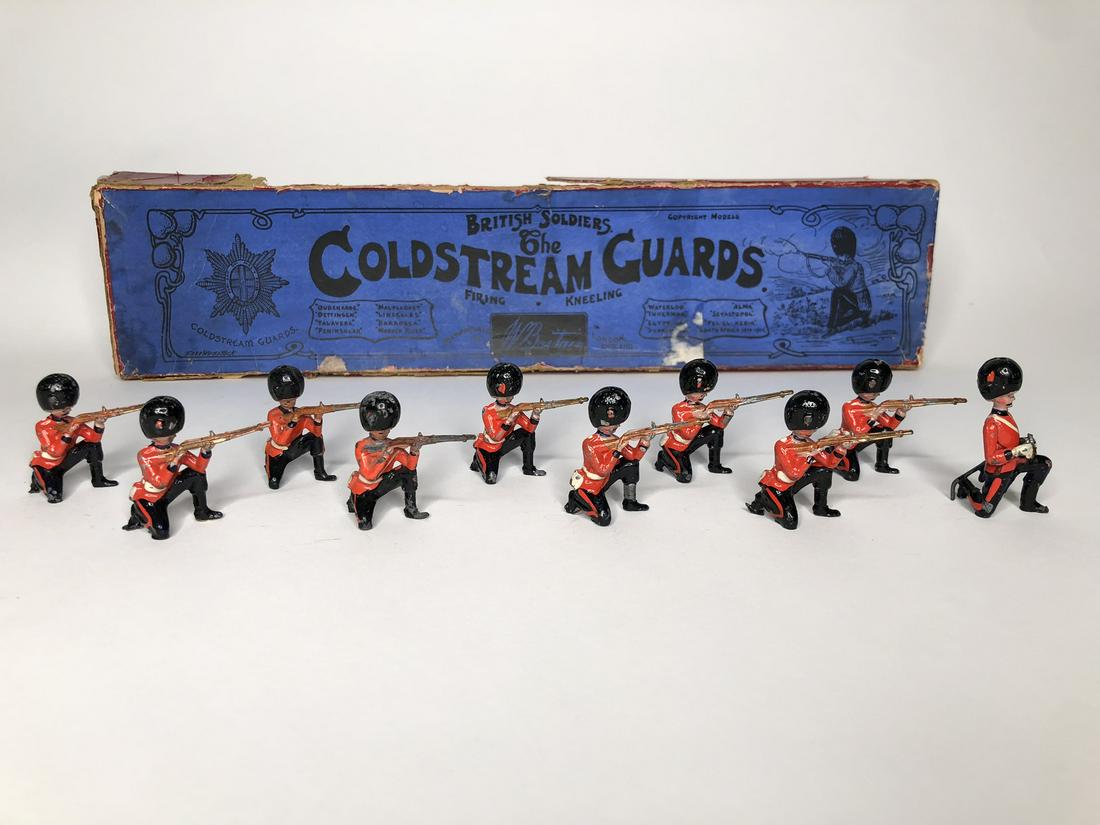 Britains Set #120 Coldstream Guards Kneeling (1 of 1)