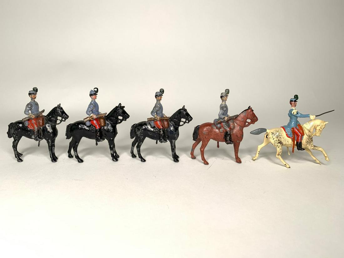 Britains Paris Office Chasseurs a Cheval: At the halt with short carbines. Circa 1912. 5 Pieces. Condition Good, non-matching, no box.