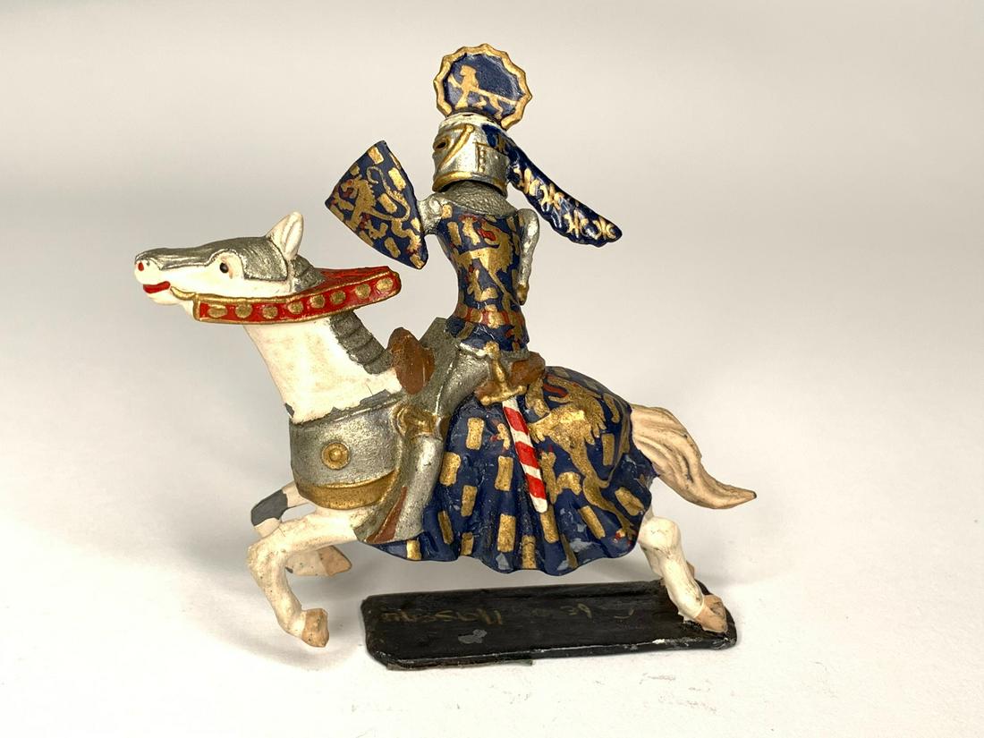 Courtenay M2 Erle of Nassau: Pre War. Turned in saddle with detachable helm holding mace. No signature under base. 1 Piece. Condition Very Good, with chipping to horse blanket.
