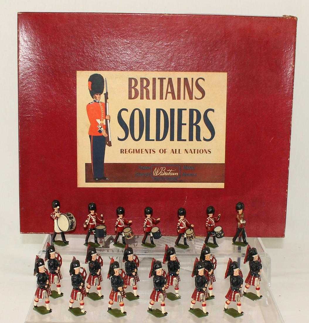 Britains Set #9435 Highland Pipe Band: Highland Pipe Band of the Black Watch. Made 1960-65. Plastic Drums. 19 Pieces. Condition Very Good to Excellent. Drum Decals Distressed. Missing one Tenor Drummer, One Mismatched Piper. Box Poor with 