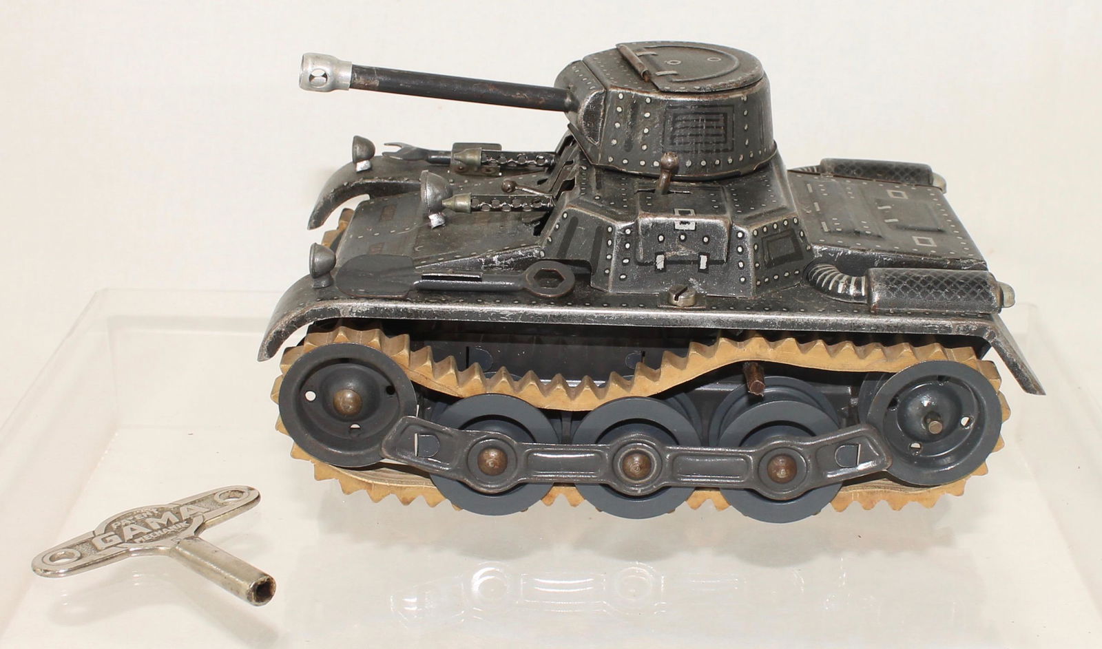 Gama Clockwork Tank with Key (1 of 4)