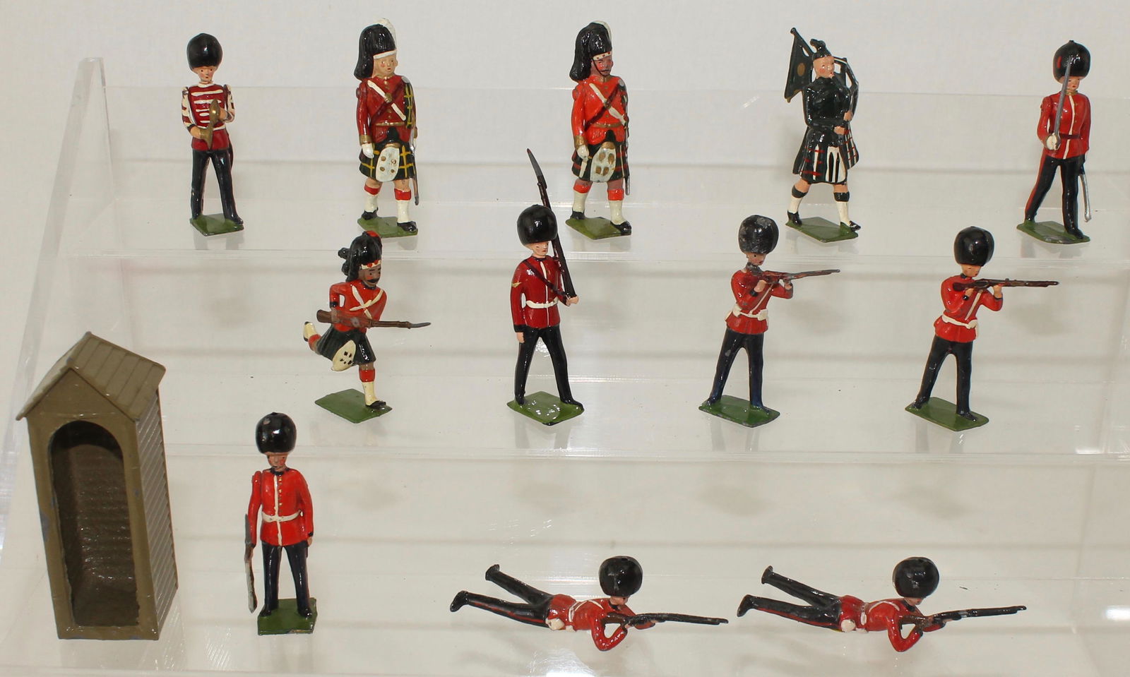 Britains Lot Guards with Sentry and Guard House (1 of 1)