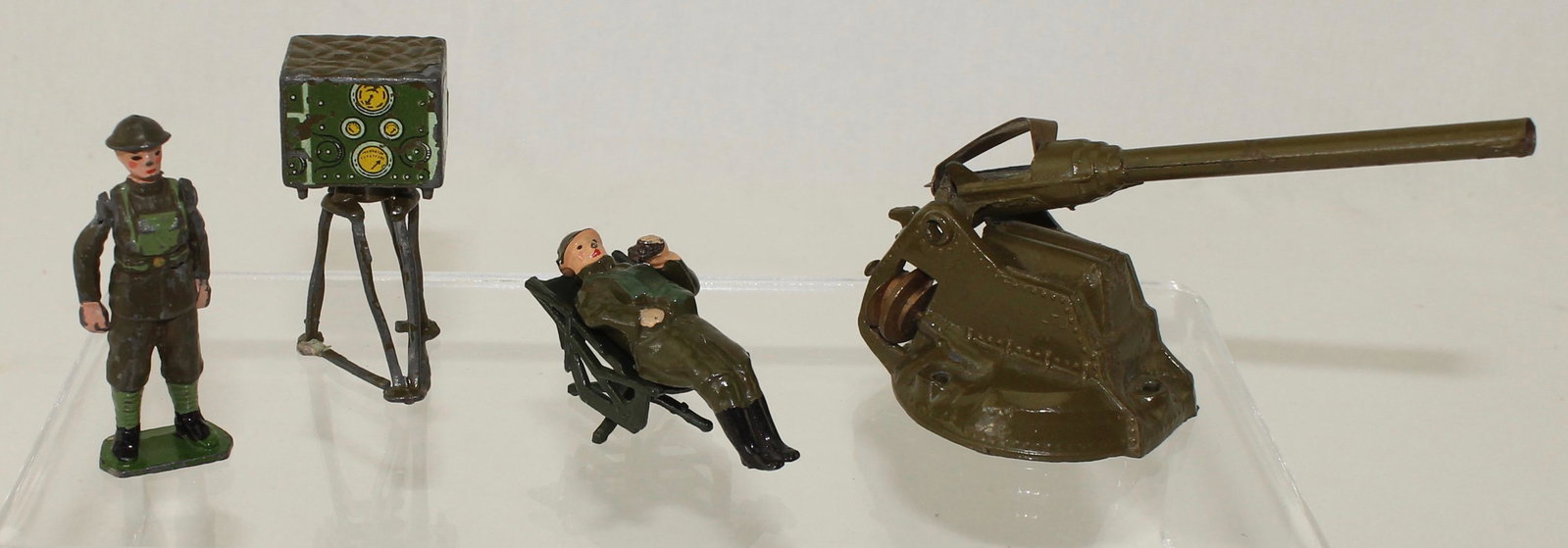 Britains Lot Anti-Aircraft Equipment: Anti-Aircraft Equipment. Pre-War and Post War. Lot includes Set #1715 40mm Light Anti-Aircraft Gun, Set #1728 Predictor with Operator and Set #1731 Spotting Chair with Man. 5 Pieces. Condition Good. P