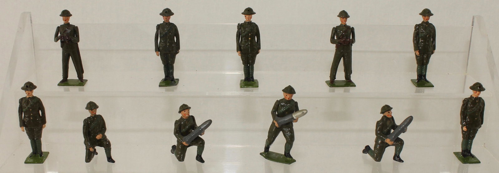 Britains Lot Gun Detachment: From Set #1730 Gun Detachment. Post War. 11 Pieces. Condition Very Good. Slight Mismatch. No Box.