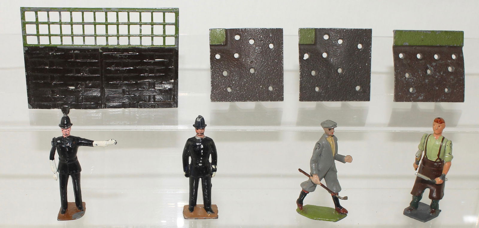 Britains Lot Civilians and Garden (1 of 1)