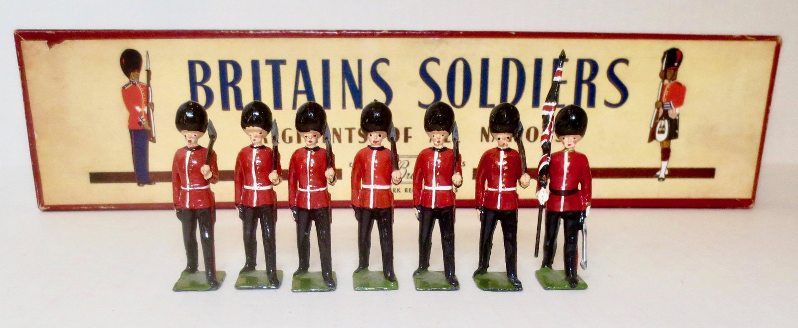 Britains #82 Scots Guards: Colours and Pioneers of the Scots Guards. Post war, with ROAN box. 7 pieces. Excellent condition. Box very good (missing original tie card).