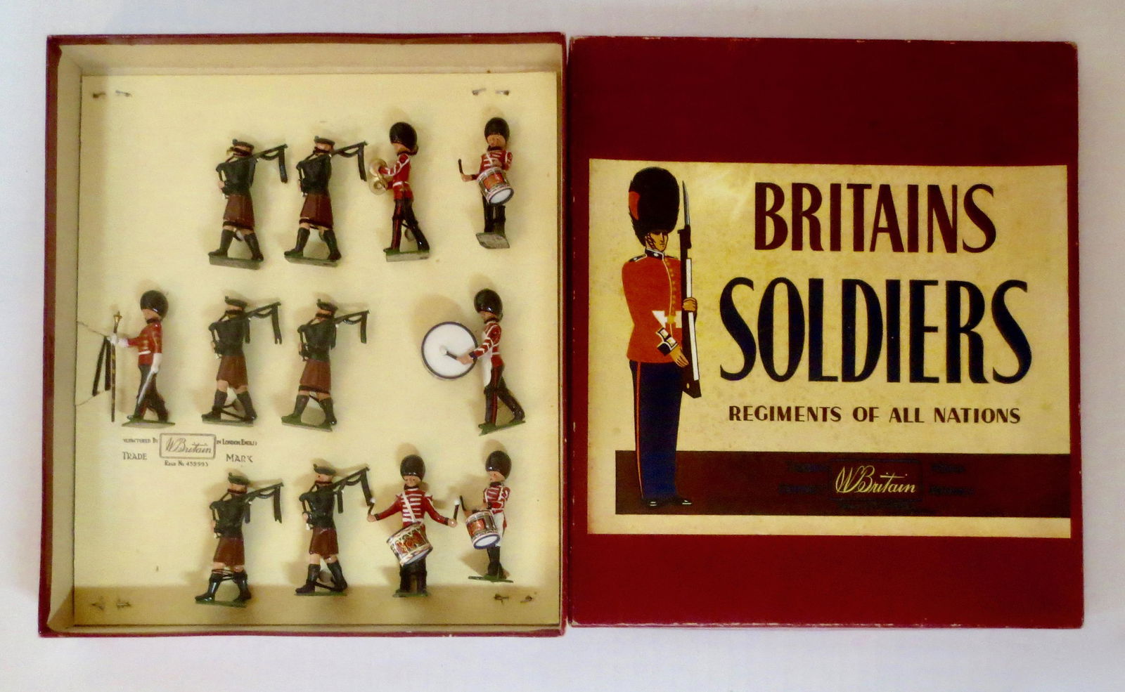 Britains #2096 Pipes & Drums of the Irish Guards (1 of 1)