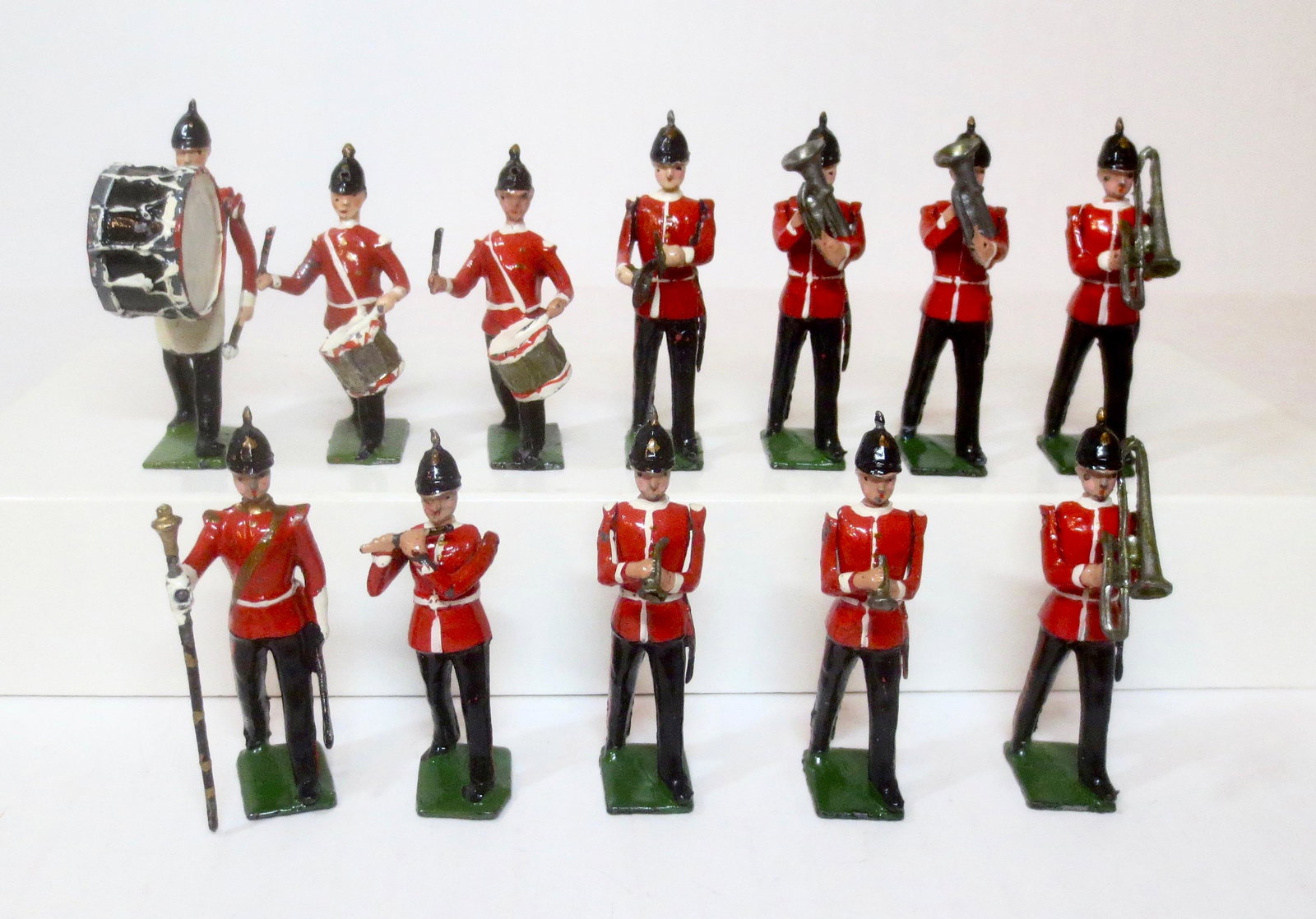 Britains #27 Band of The Line: Line Infantry Band. Post war. 12 pieces. Excellent to very good condition (drum major's hand is loose). 12 pieces. Excellent to very good. Unboxed.