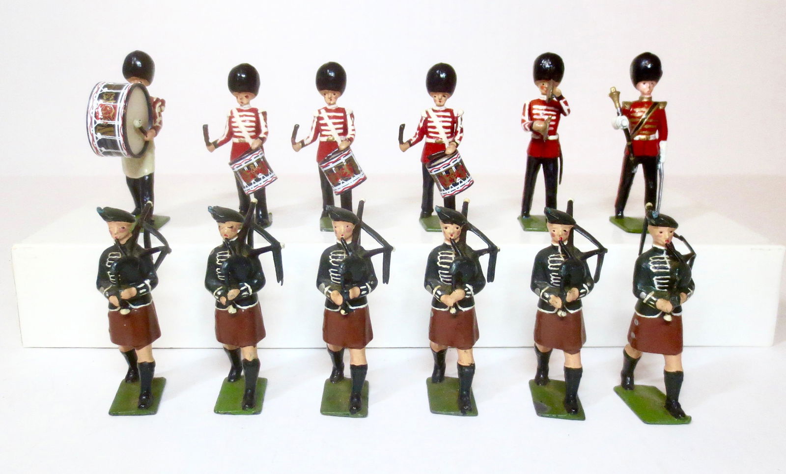 Britains #2096 Irish Guards Pipes & Drums (1 of 1)