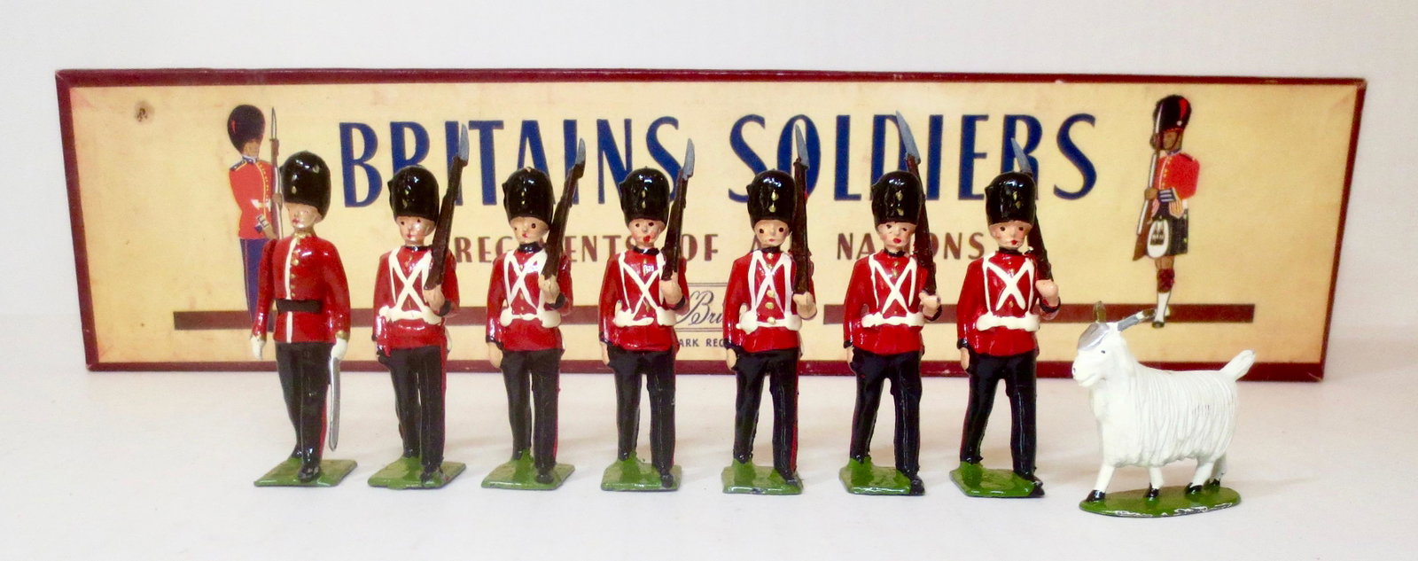 Britains #74 Royal Welch Fusiliers: The Royal Welch Fusiliers with Goat Mascot. Post war, with ROAN box. 8 pieces. Excellent condition. Box fair (with damage to the bottom).