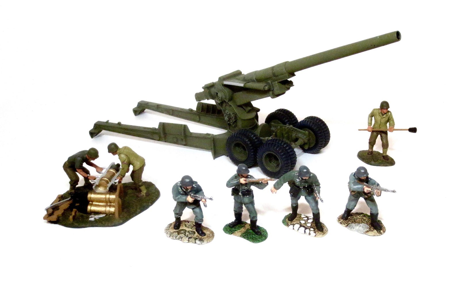 Conte & Britains WWII Assortment: World War II soldiers with 155-mm "Long Tom" Field Gun and Crew. 7 pieces. Excellent condition. Unboxed.