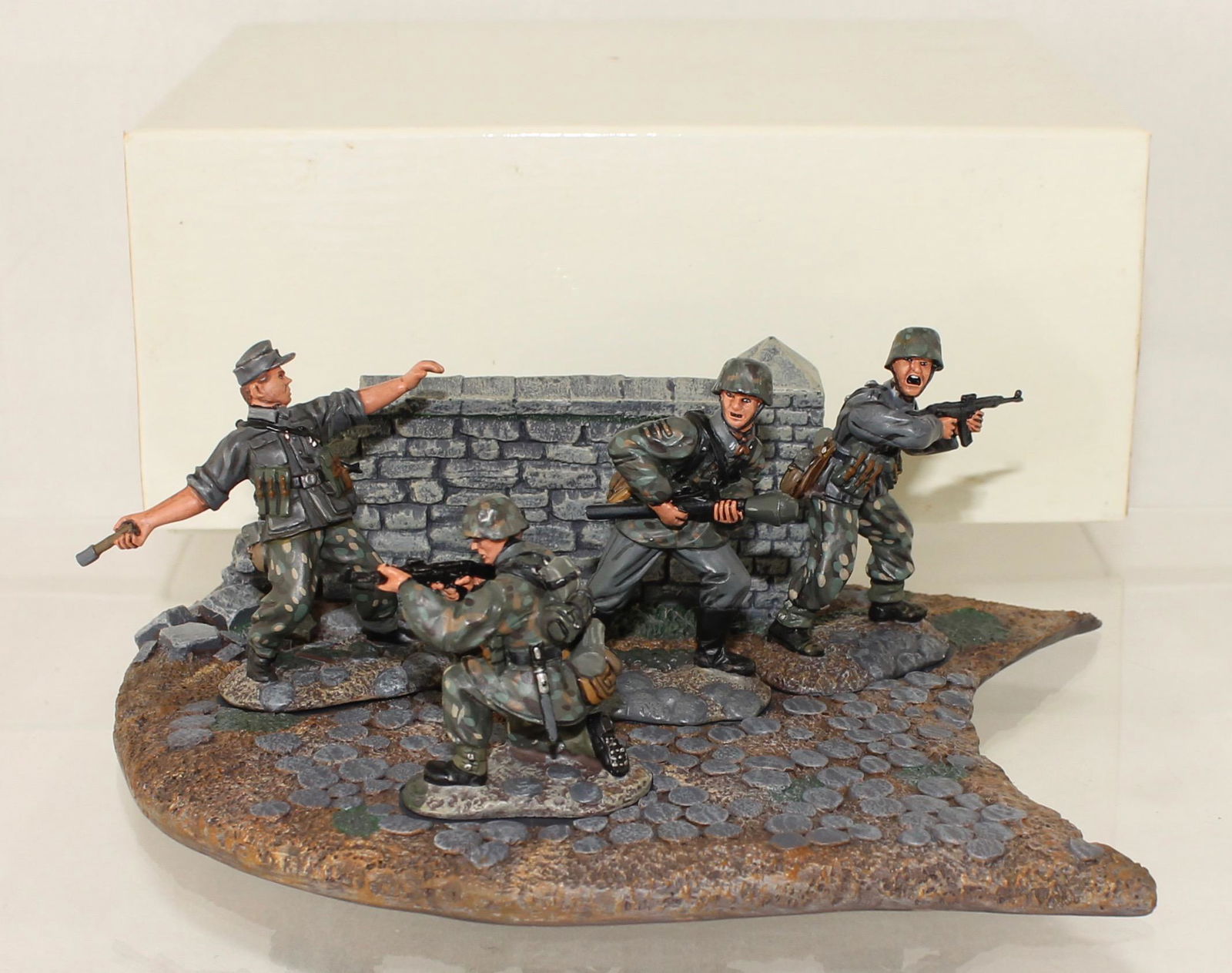 Conte WW II German SS with Terrain Base (1 of 3)