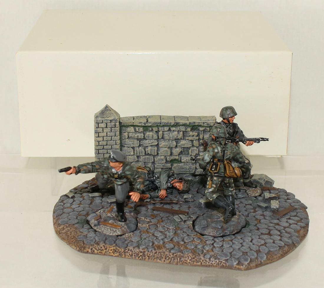 Conte WW II German SS with Terrain Base (1 of 3)