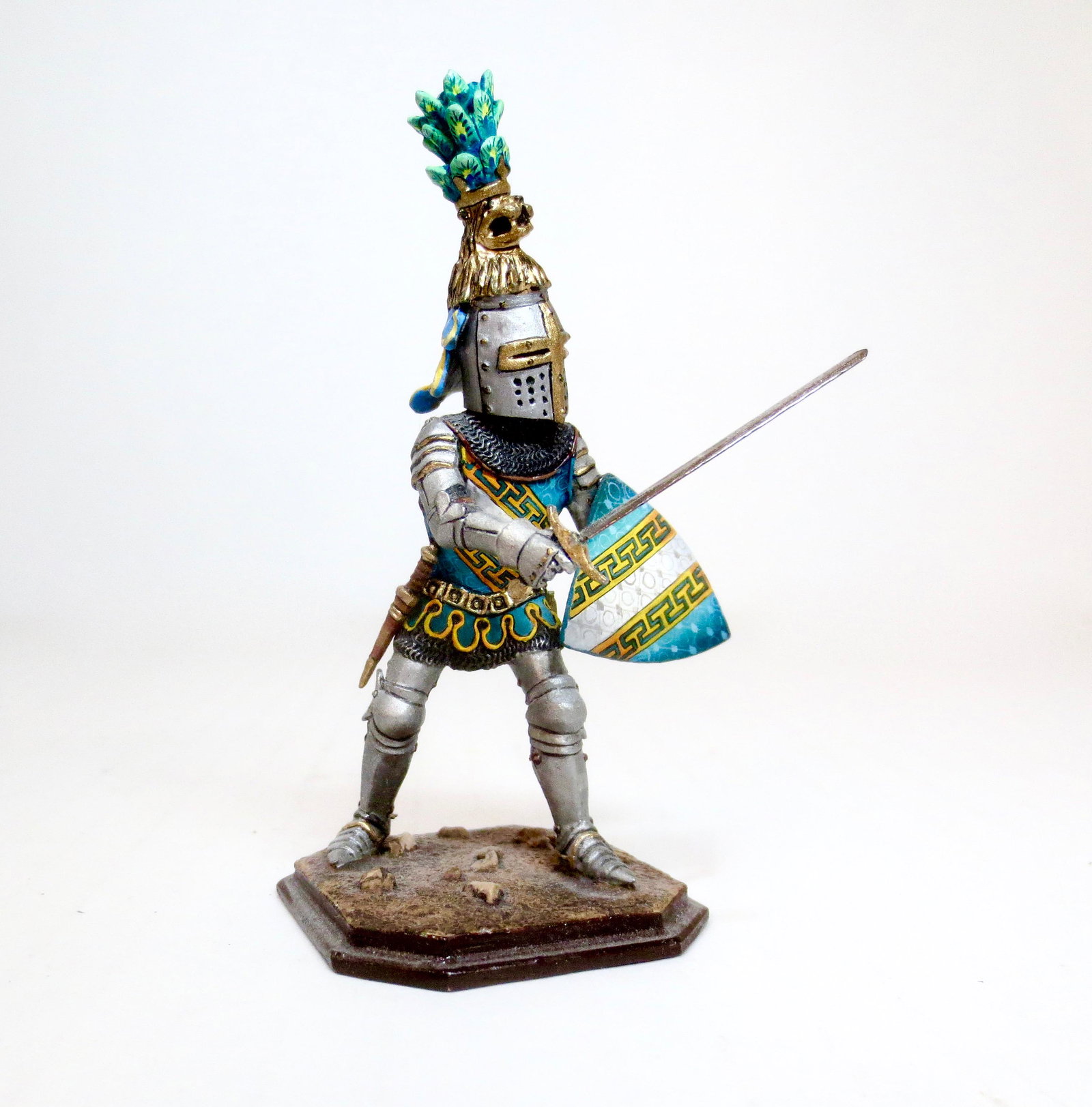 St. Petersburg Collection Battle Knight: Medieval Battle Knight with removable helm. Superb detailing. 2 pieces. Excellent condition. Unboxed.
