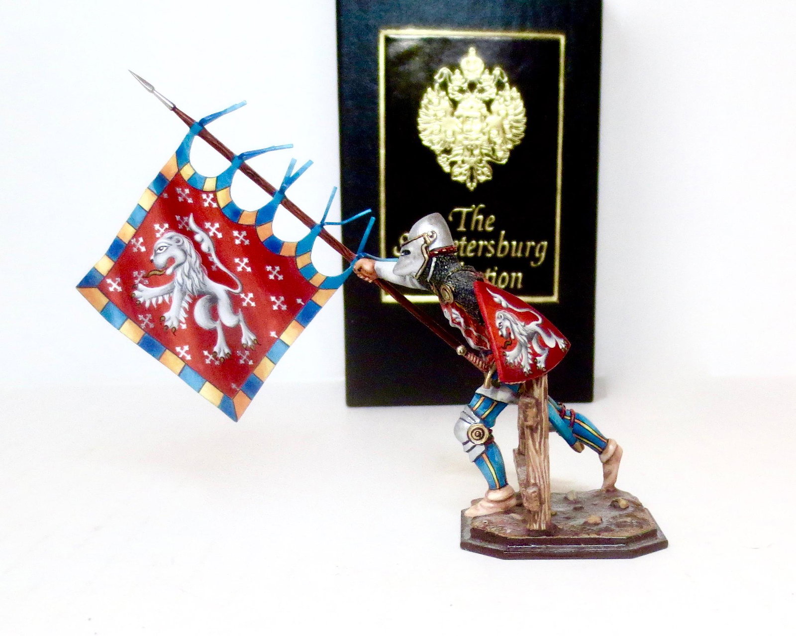 St. Petersburg Collection Battle Knight: Medieval Knight with Battle Flag. Superb detailing. 2 pieces. Near mint in box. Unboxed.