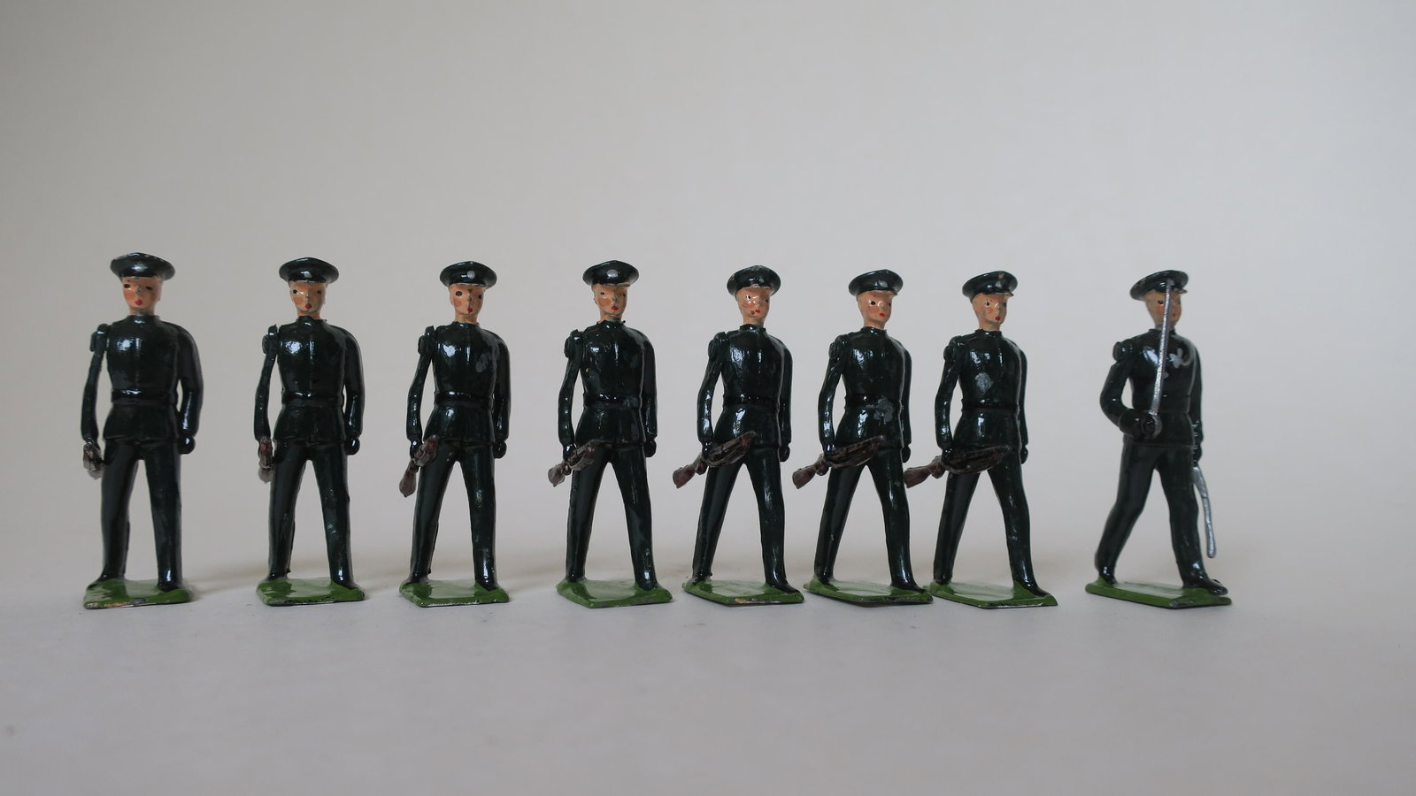 Britain's set #2091 Rifle Brigade (No 1 Dress): with officer at the trail, peak caps 1953 good, one with chip on chest, 8 pieces