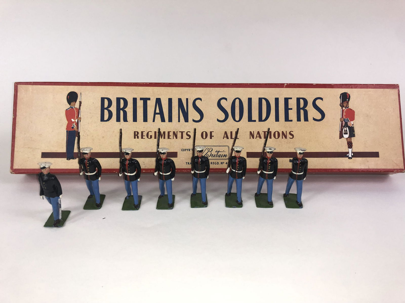 Britains Set #228 United States Marine Corps: 8 pieces original tie card, excellent ROAN box. The figures are very good to excellent. One figure is missing his left arm.