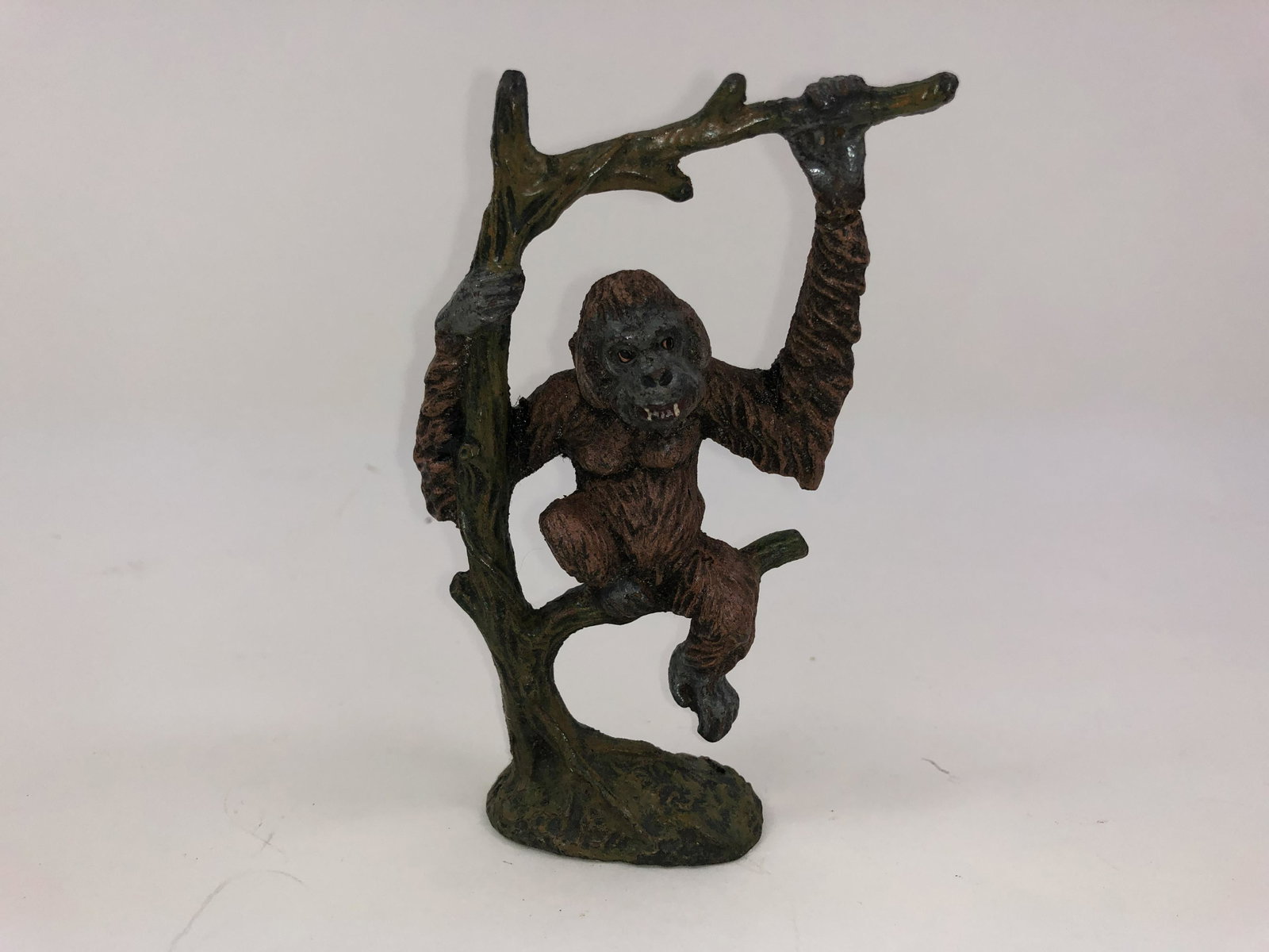 Lineol Composition Orangutan in Tree: One piece in excellent condition. Small crack at one of his wrists .