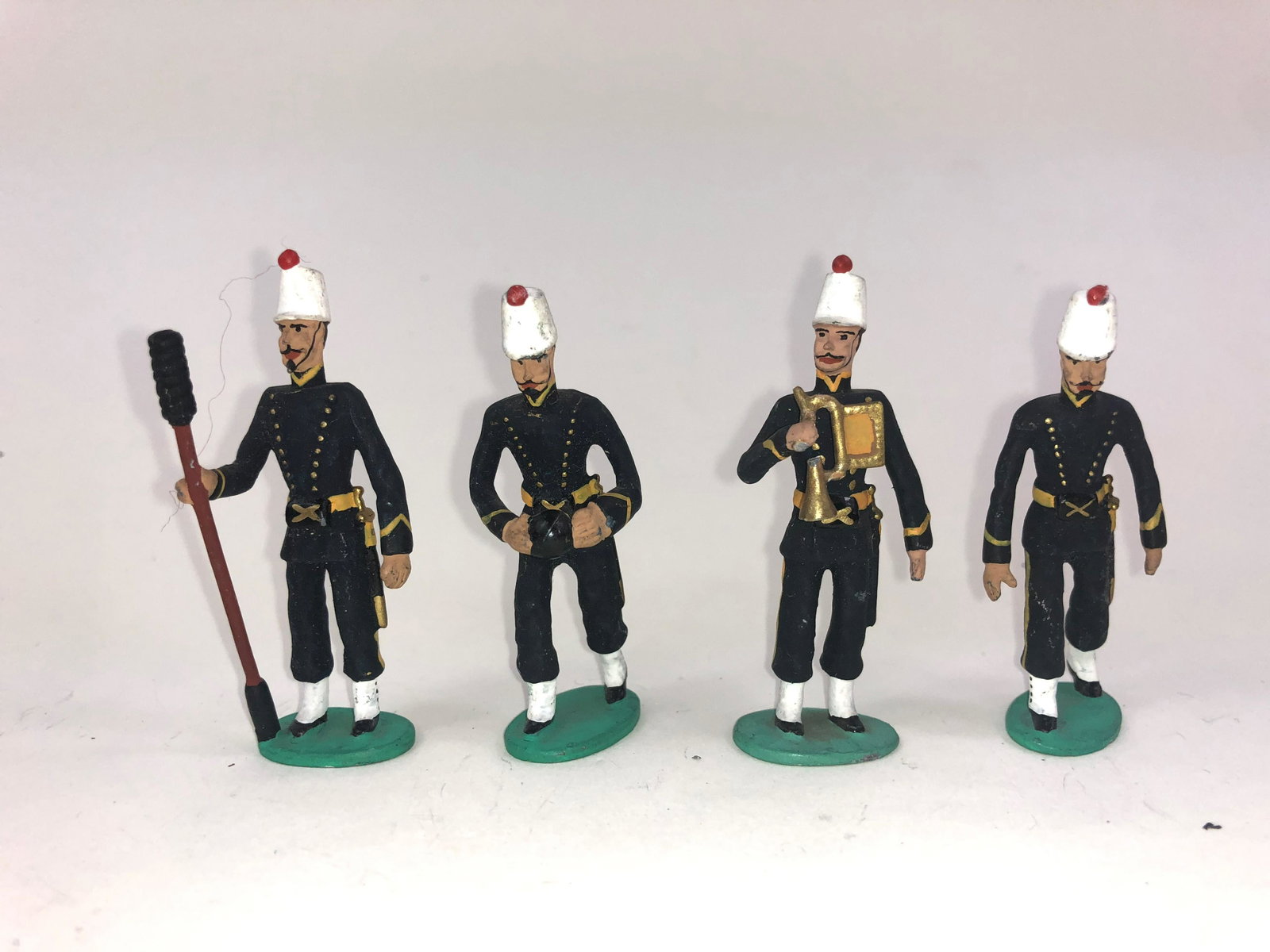 Italian Artillery Crew: 4 pieces. Made by Palomeque. Matt finish . They are 2 -1/4 inches tall each. The figures are in very good condition to excellent overall. Nice group with staff officers, medic and marines.
