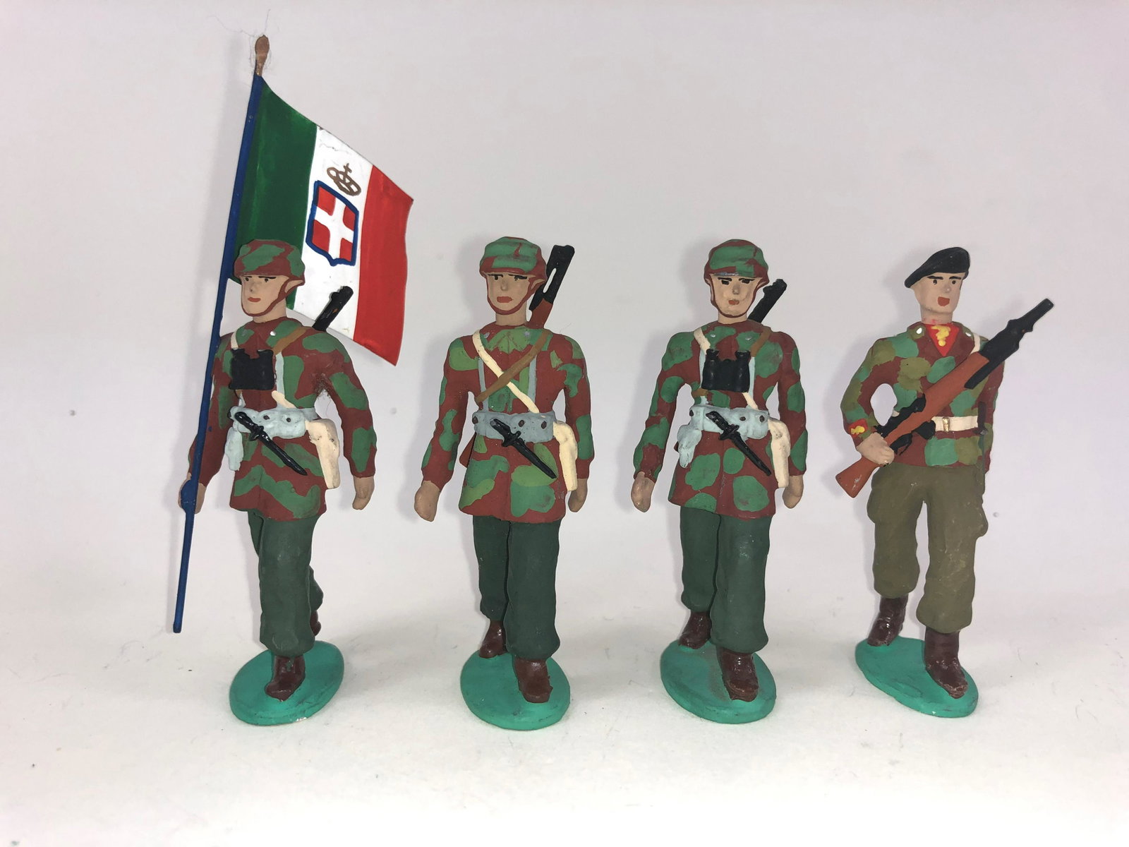 Italian Paratroopers Parade: 4 pieces. Made by Palomeque. Matt finish . They are 2 -1/4 inches tall each. The figures are in very good condition to excellent overall. Nice group with staff officers, medic and marines.