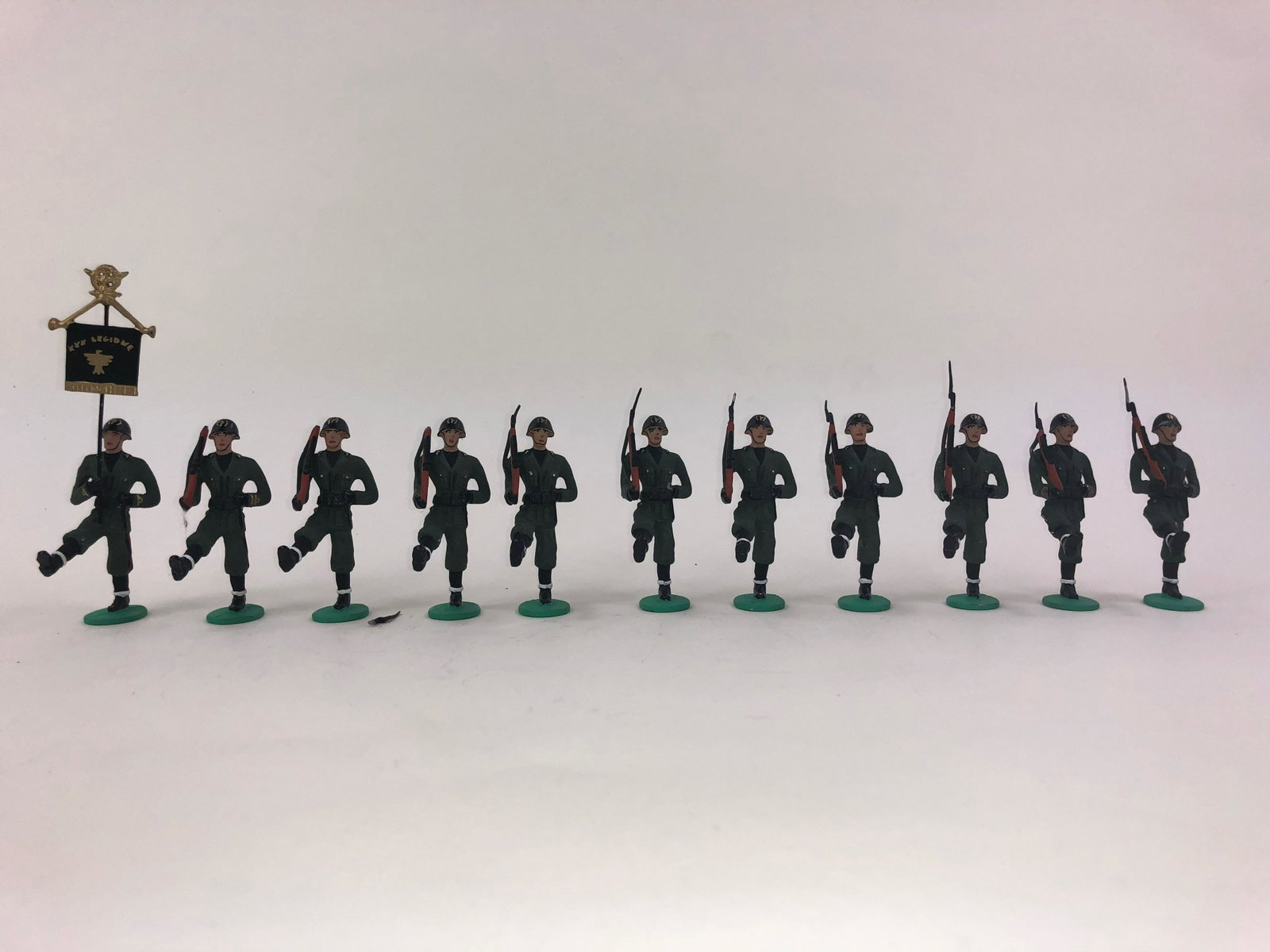 Italian Legion XX Corps at March: 11 pieces. Made by Palomeque. Matt finish . They are 2 -1/2 inches tall each. The figures are in very good condition to excellent overall. There are 3 broken bayonets.