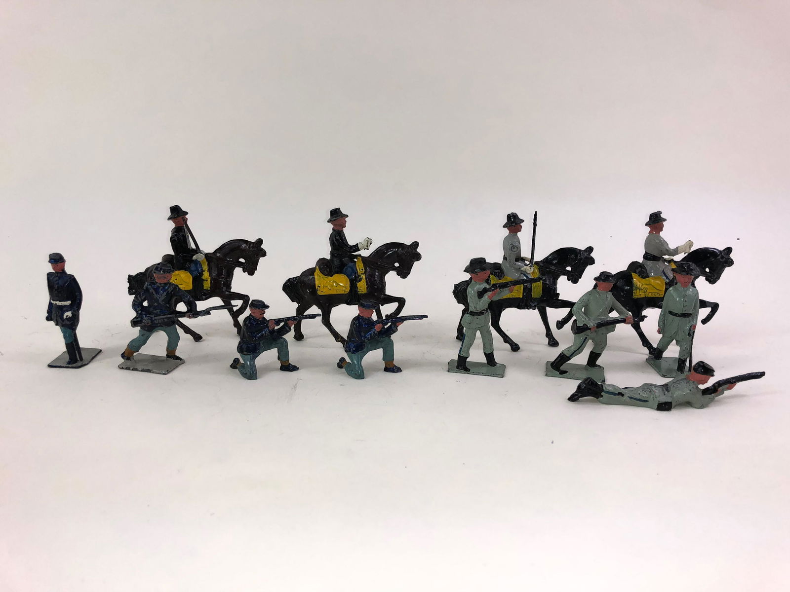 Johillco American Civil War: 12 pieces in good overall condition. 2 officers missing swords.