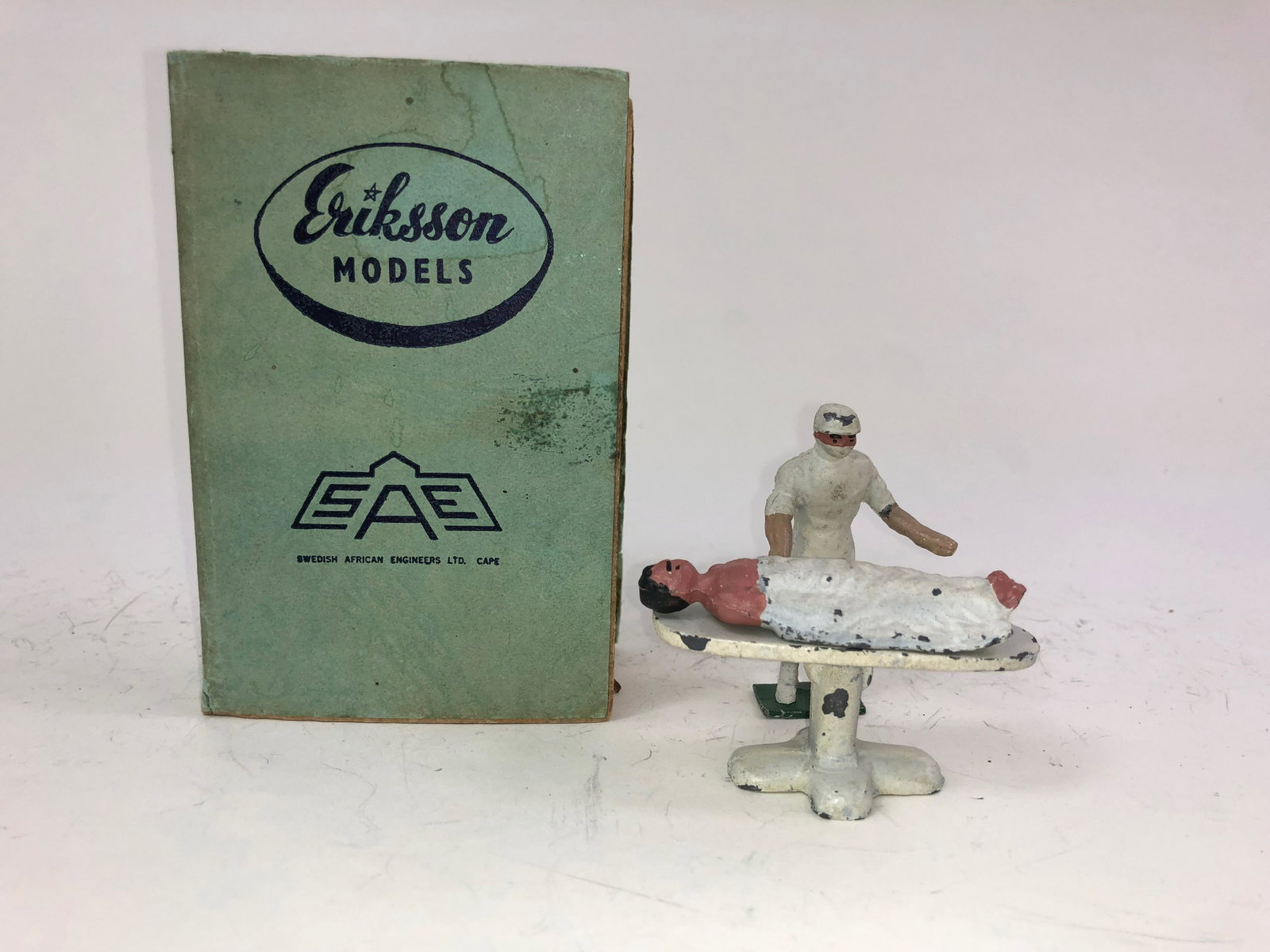 Authenticast Eriksson Operating Room Set: 3 pieces in very good condition with a very good box. 54mm. Scarce set.