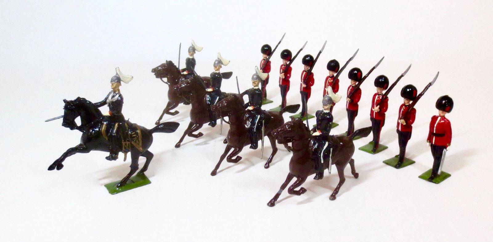 Britains #1637 Canadian Army: Governor General's Horse & Foot Guards. Post war. 13 pieces. Excellent condition. Unboxed.