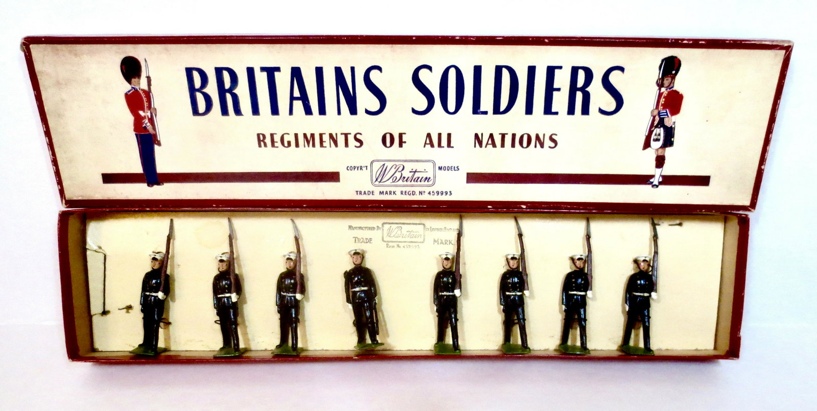 Britains #1835 Argentine Naval Cadets: Marching at the slope. Post war, restrung in ROAN box. 8 pieces. Excellent condition. Box very good (a small scuff on top side).