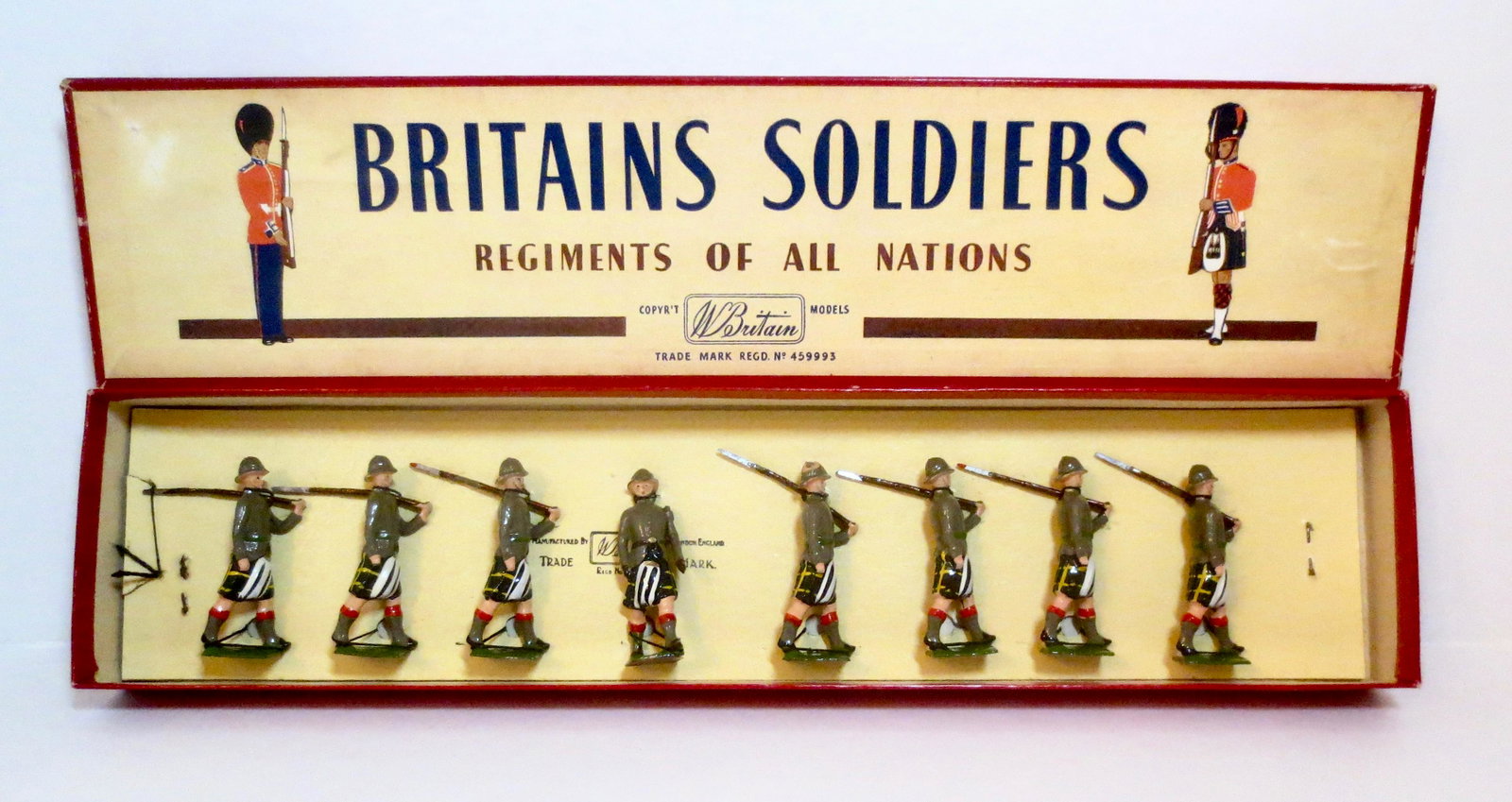 Britains #1901 The Cape Town Highlanders: Marching at the slope with officer. Post war. 8 pieces. Mint condition, tied to card in ROAN box. Box excellent.