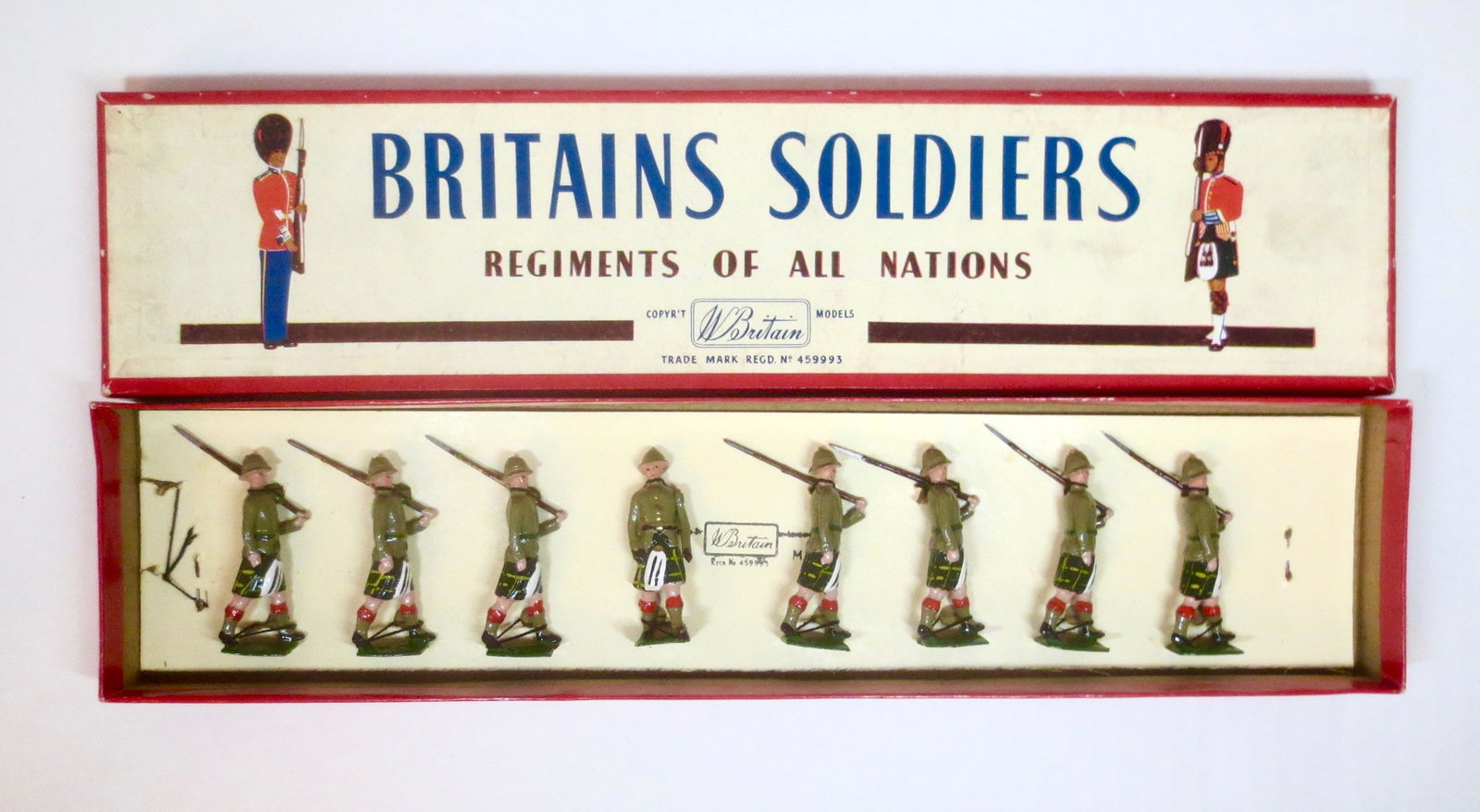 Britains #1901 The Cape Town Highlanders: Marching at the slope with officer. Post war. 8 pieces. Mint condition, tied to card in ROAN box. Box excellent.