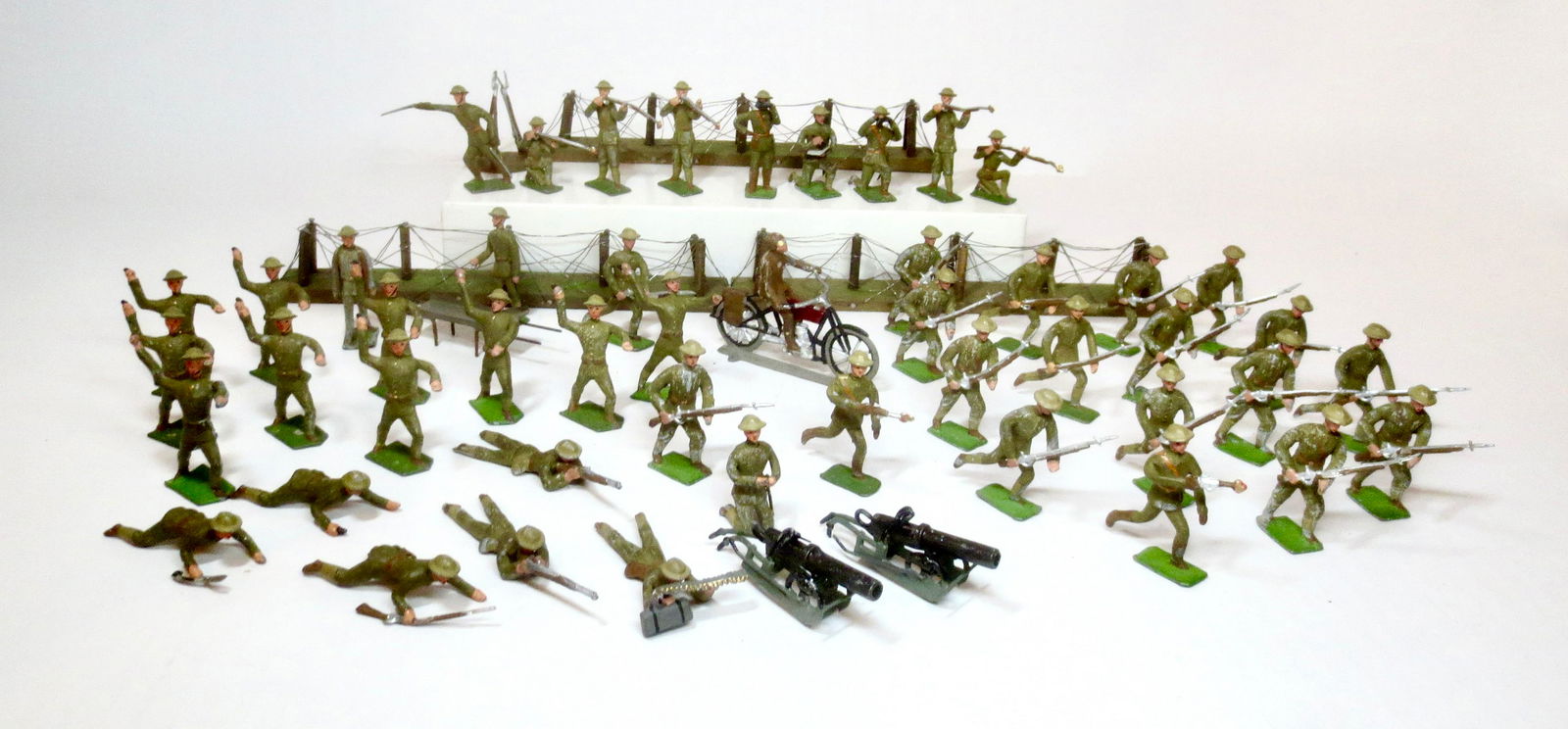 Heyde Massive 54 Piece WW1 Battle Set: Khaki Army in Shrapnel Proof Helmets Includes; Officers, Machine guns, Bomb Throwers, Motorcyclist, Fences, and Rifle men charging and firing. 54 pieces. Excellent condition. Unboxed.