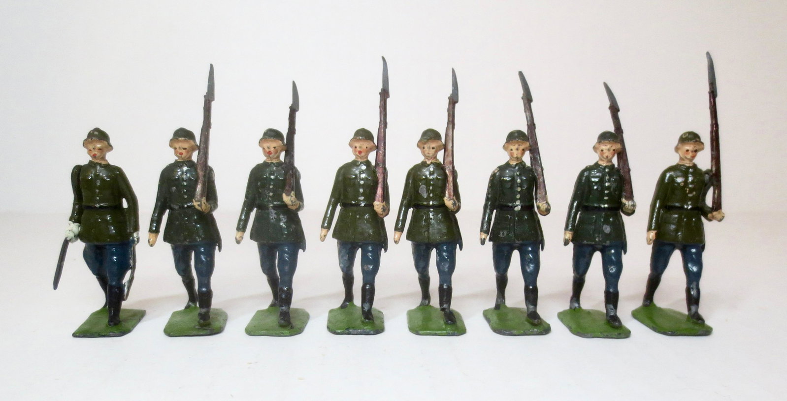 Britains #432 German Infantry: Post War. Excellent condition. 8 pieces. Unboxed.