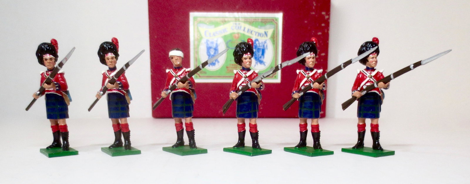 Trophy #WA14 The Highland Square: Napoleonic Wars. Six Privates Standing at the ready. 6 pieces. Excellent condition. Box fair (surface wear and spotting).