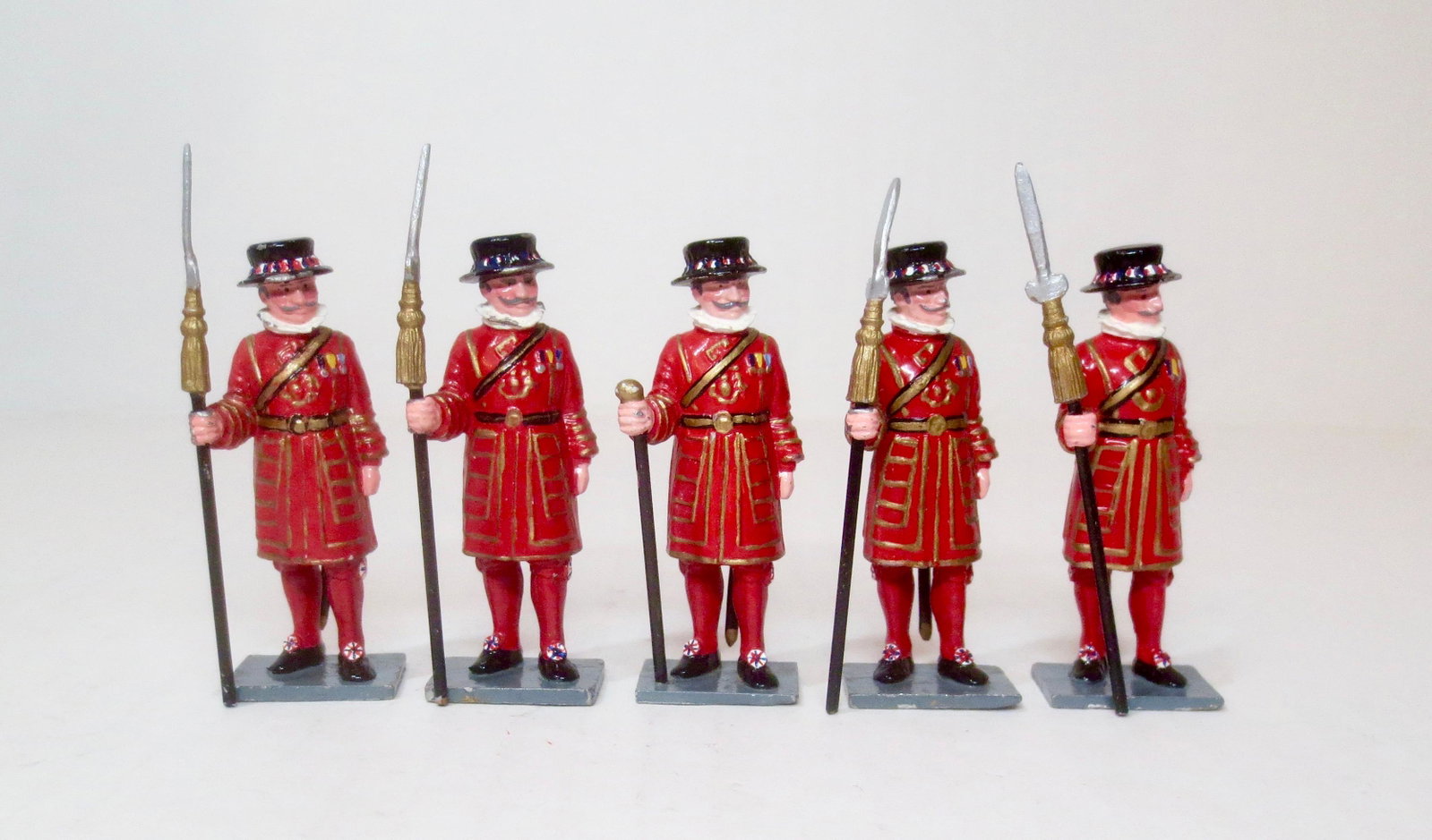 Trophy Yeomen of the Guard: Beefeaters with Officer. 5 pieces. Excellent condition. Unboxed.