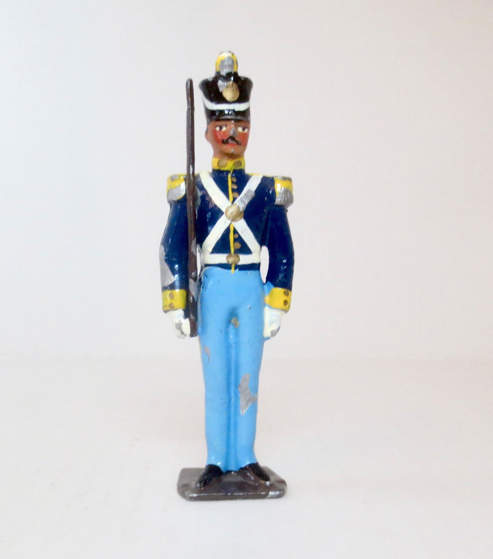 Alte Deutsche Large Scale Hussar with Rifle: Painted in the style of early Heyde figures. 110mm tall. Excellent condition. Unboxed.