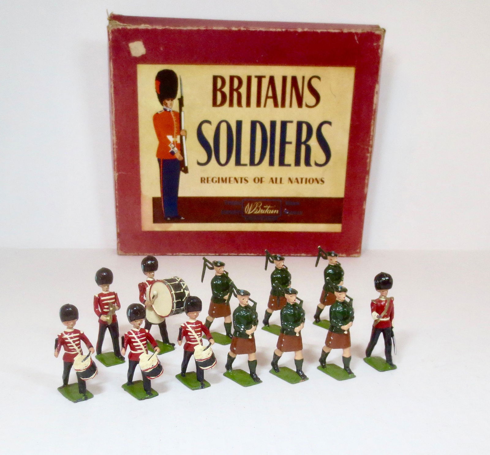 Britain's #2096 Irish Guards Pipes & Drums: Post war issue, circa 1959. 12 pieces. Excellent to very good condition (Band leader missing mace). ROAN box in fair condition, with surface wear and corner splits.