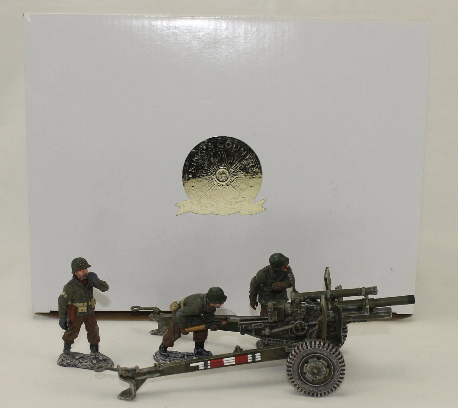 King & Country 105mm Howitzer with Crew: WW 2 Battle of the Bulge. 105mm Howitzer with 3 Crewmen. Set #BBA026. 4 Pieces. Condition Near Mint. Box Excellent.