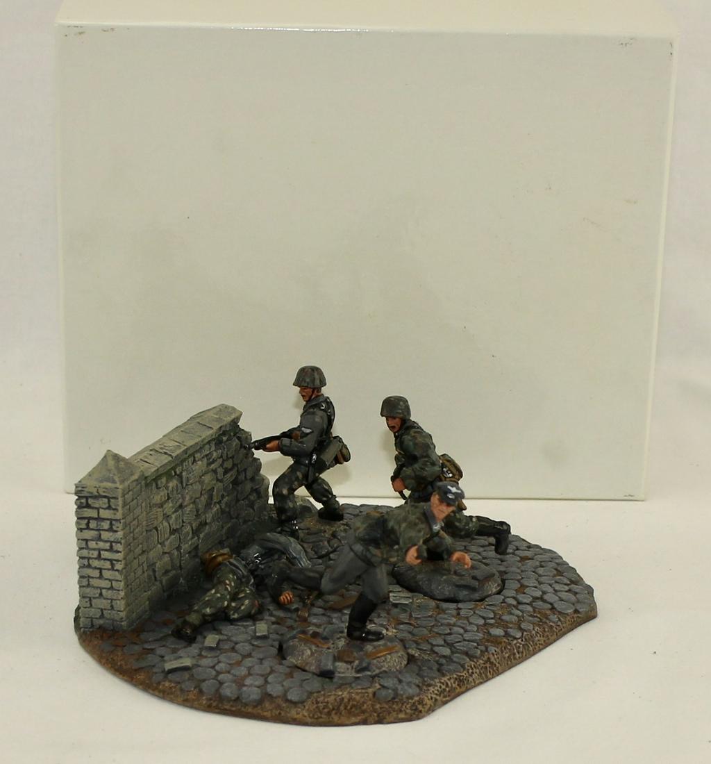 Conte Waffen SS with Terrain Base: World War 2. Waffen SS with Terrain Base. "Caught in the Crossfire" - Part 2. Set #WWII-069. 5 Pieces. Condition Near Mint. Box Very Good.