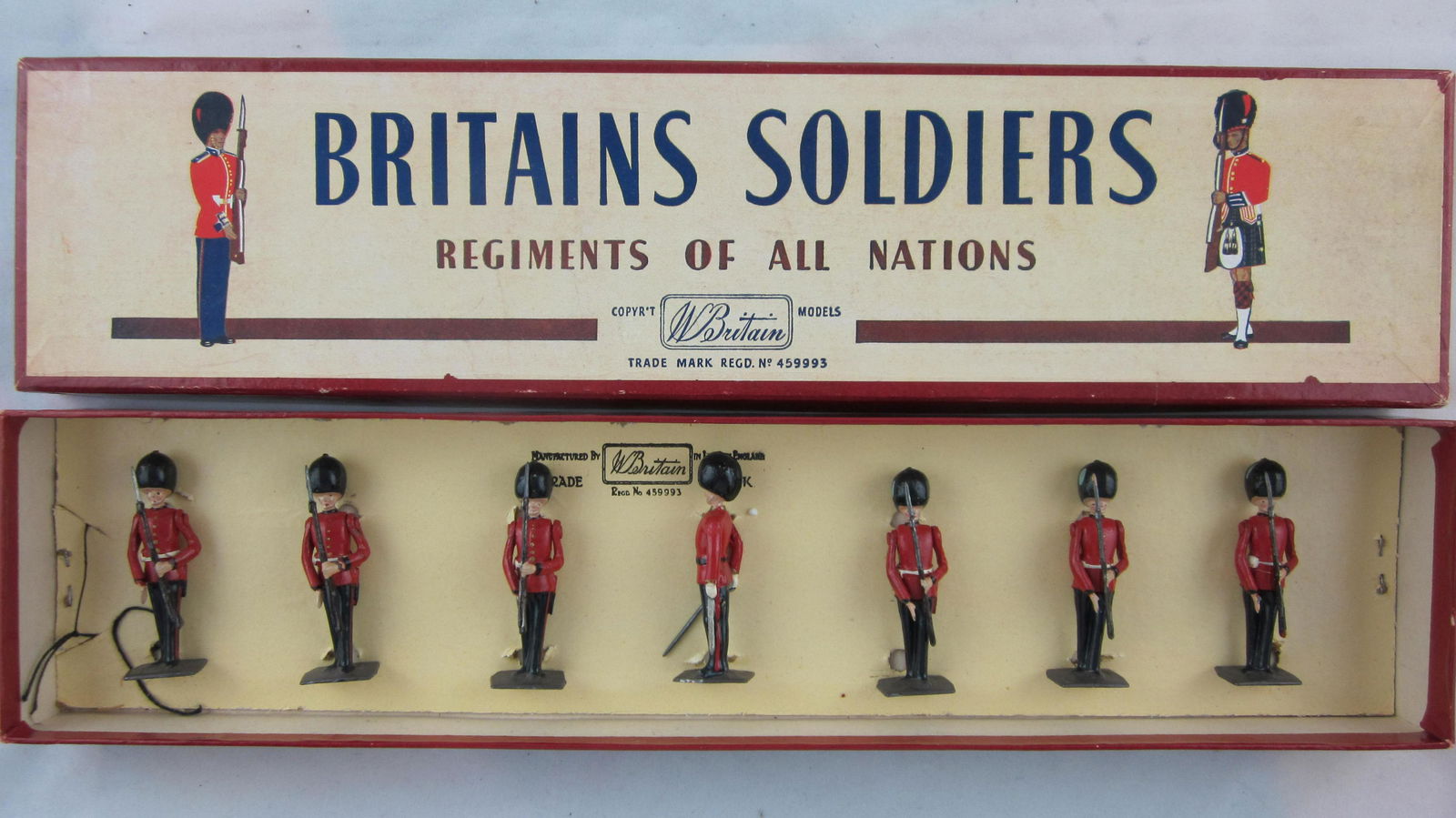 Britains Set #2078 Irish Guards At Present. (1 of 1)