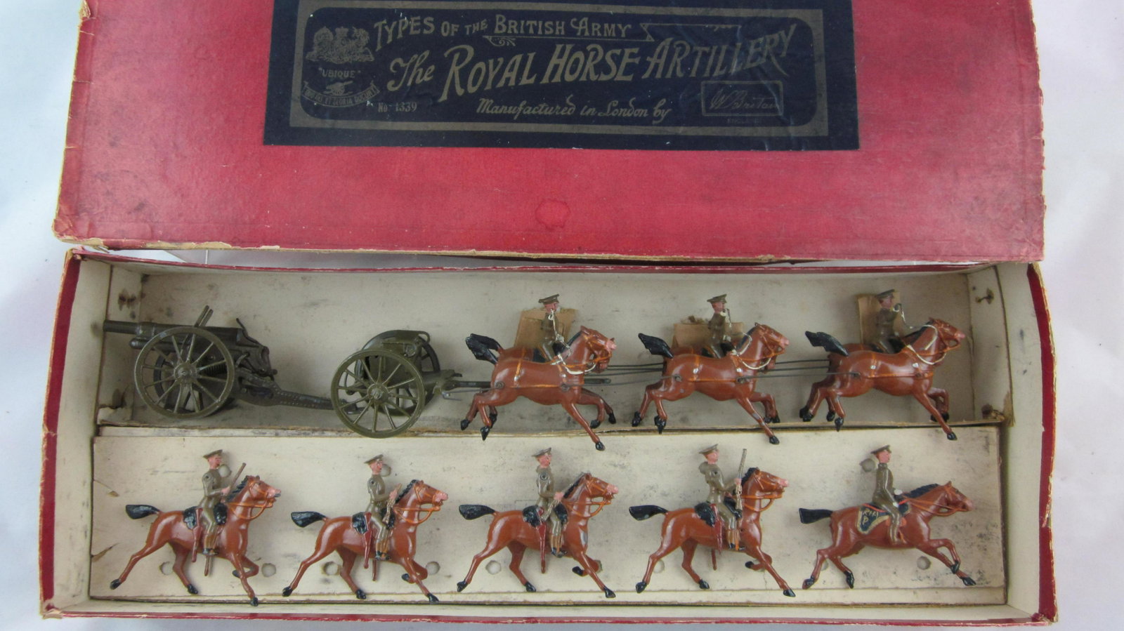 Britains Set #1339 Royal Horse Artillery.: Boxed Royal Horse Artillery at Gallop, Active Service Order, peak caps. 13 pieces, still having fixed arm officer & trotting outriders circa 1933-1938. Condition very good, (1 outrider rifle butt gone