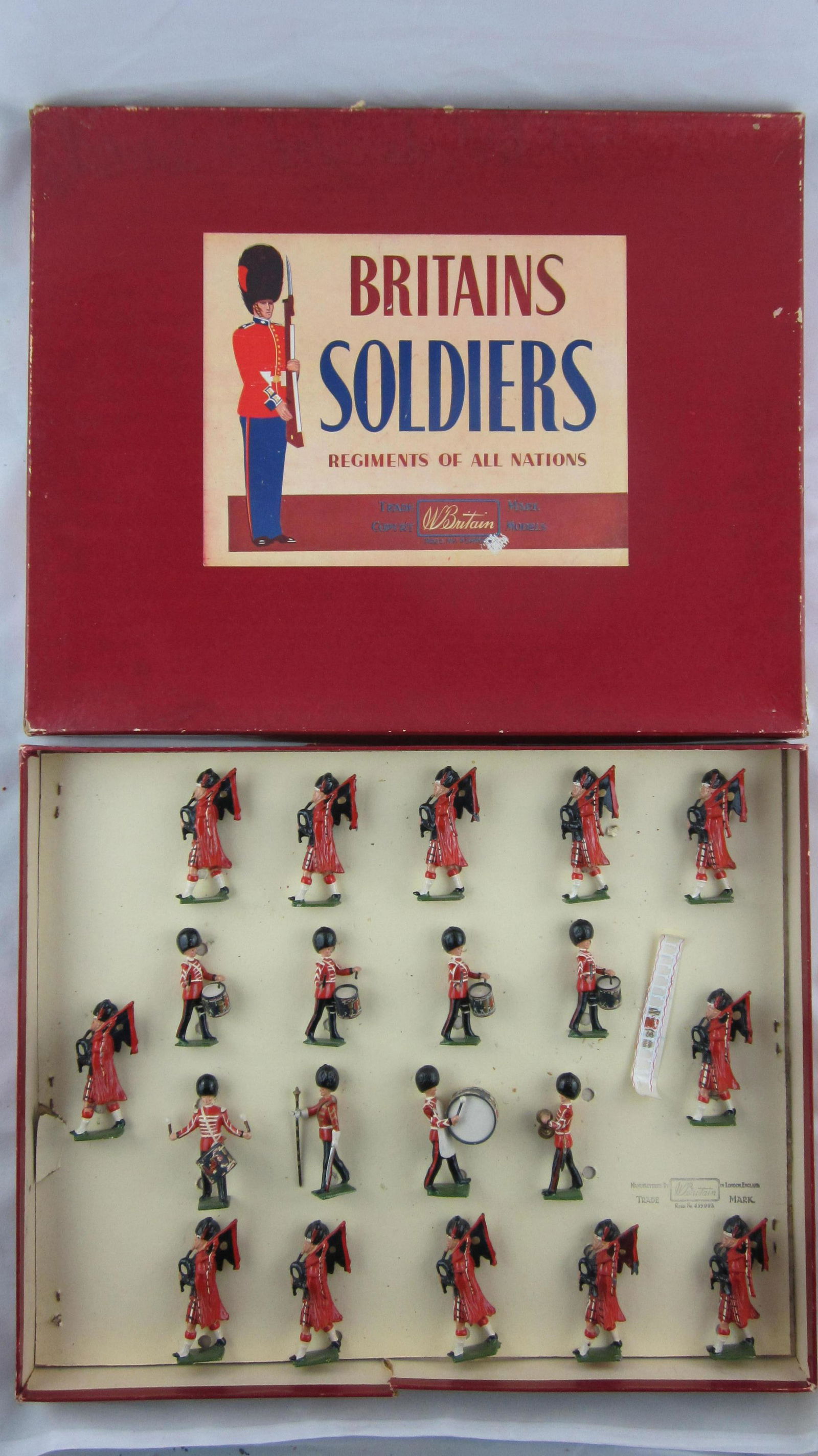 Britains Set # 1722 Scots Guards Pipes & Drums. (1 of 1)