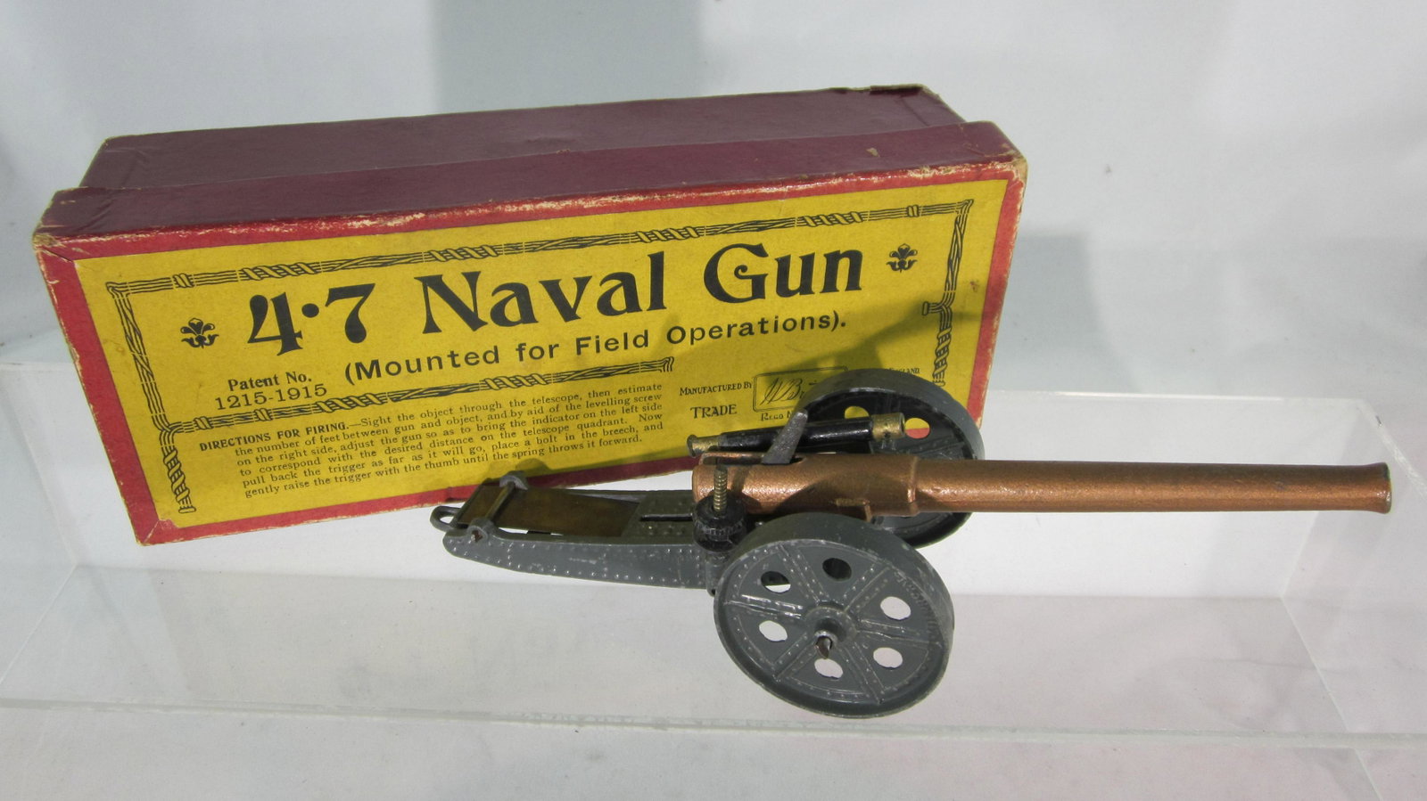 Britains Boxed Un-numbered 4.7 Naval Gun.: Boxed 4.7 Naval Gun, early 2nd version open spring version circa 1916. 1 piece. Condition very good in good Printer's label box, lid has 1 split corner & side flap starting to separate.